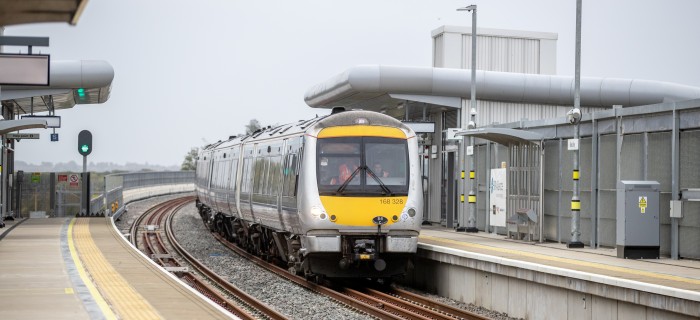 Test train coming into Bletchley station v2